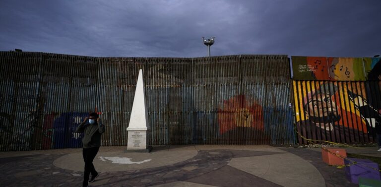 ΗΠΑ: «Μπλόκο» Μπάιντεν για το τείχος στα σύνορα με το Μεξικό