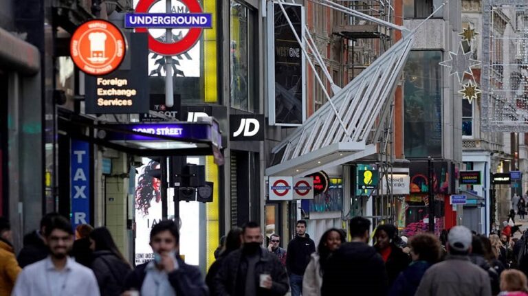 Εμβολιασμοί στην Βρετανία: Το 50% των ενηλίκων στη χώρα έχει λάβει την πρώτη δόση του εμβολίου