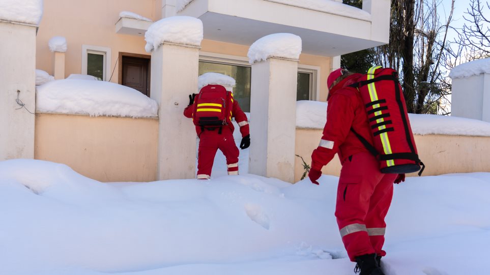 Ερυθρός Σταυρός: Απεγκλώβισε κατοίκους από τη σφοδρή χιονόπτωση