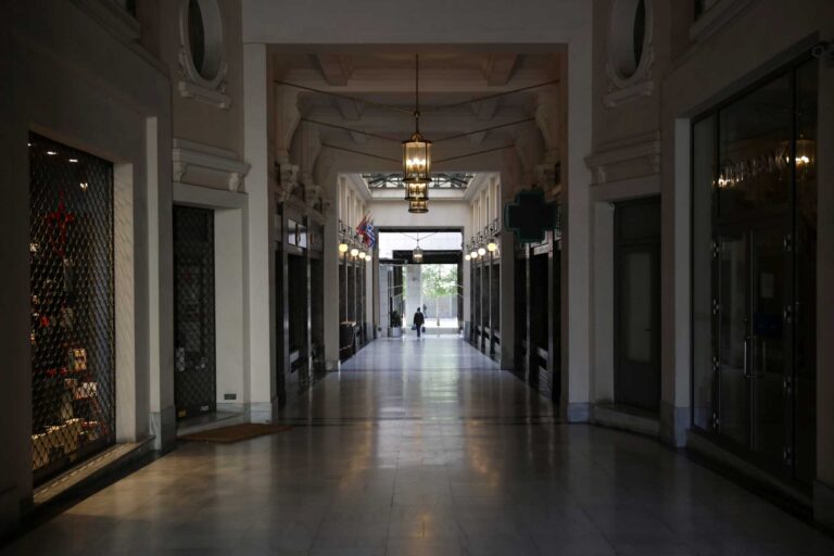 Ερήμωσαν Αττική και Θεσσαλονίκη – Σε ισχύ η απαγόρευση κυκλοφορίας από τις 18.00