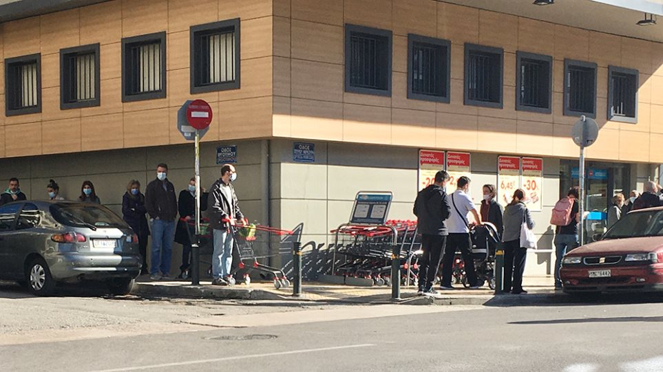 Lockdown: Ουρές έξω από τα σούπερ μάρκετ
