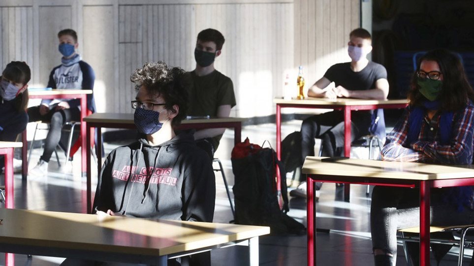 Γαλλία: Απαγορεύτηκαν οι υφασμάτινες μάσκες στα σχολεία