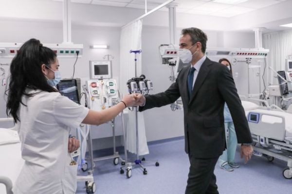 Μητσοτάκης σε υγειονομικούς: Είναι σημαντικό να δίνετε το παράδειγμα του εμβολιασμού