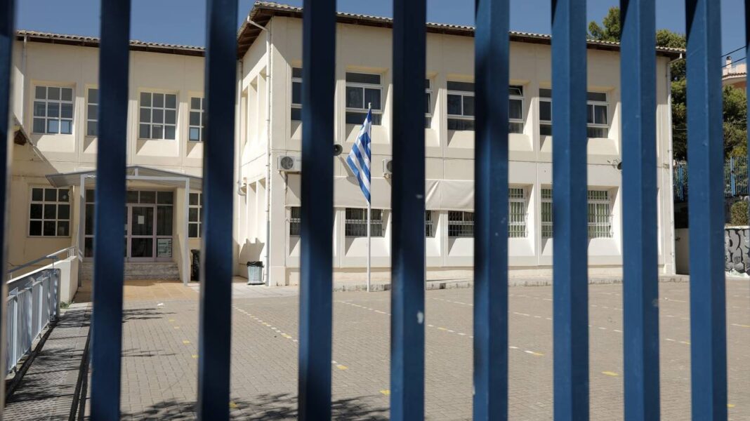 Εξαδάκτυλος: Σαφές ότι το άνοιγμα των σχολείων αύξησε τα κρούσματα