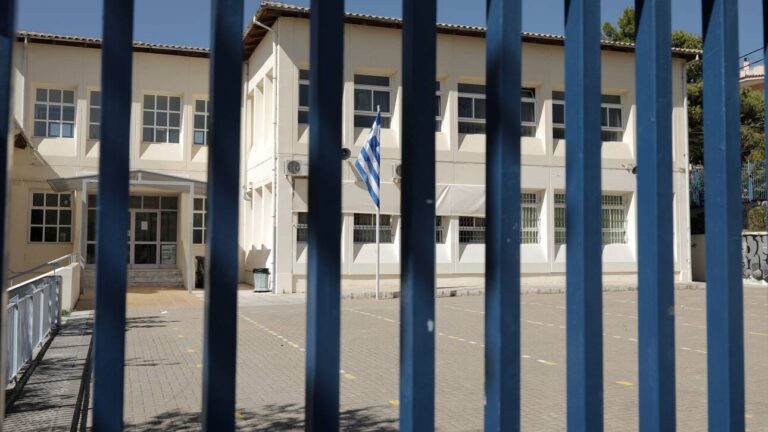 Εξαδάκτυλος: Σαφές ότι το άνοιγμα των σχολείων αύξησε τα κρούσματα