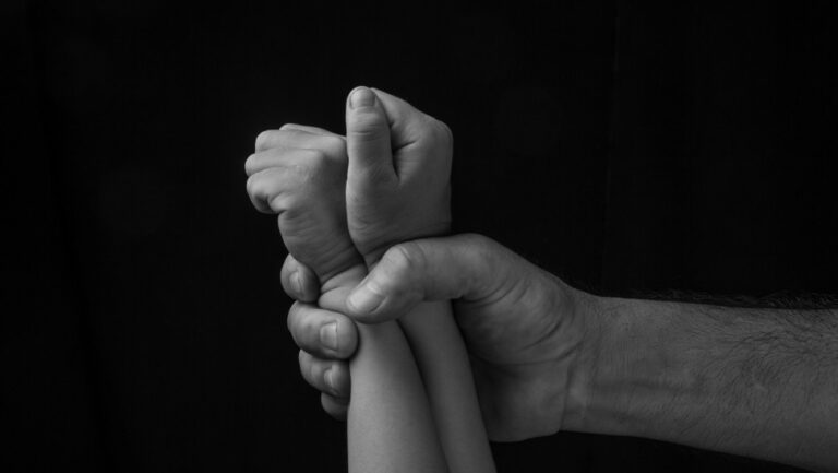 Κατατέθηκε η πρώτη μήνυση σε βάρος γνωστού σκηνοθέτη για σεξουαλική κακοποίηση