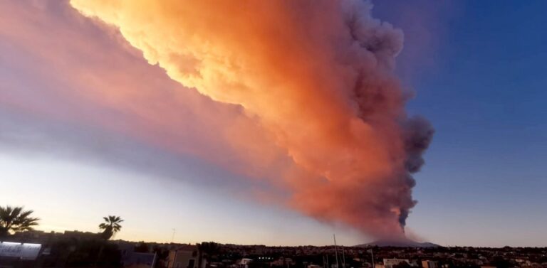 Ιταλία: Κλειστό το αεροδρόμιο της Κατάνης λόγω της νέας έκρηξης της Αίτνας