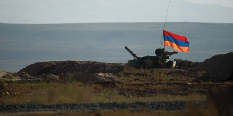 Αρμενία: Ο πρωθυπουργός καταγγέλλει απόπειρα στρατιωτικού πραξικοπήματος