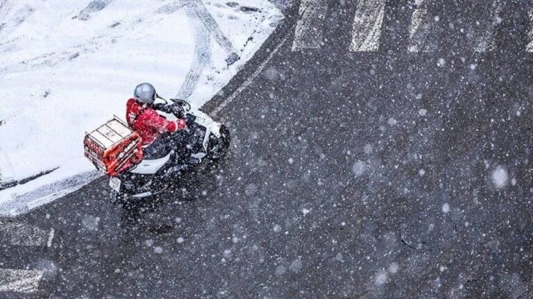 Κακοκαιρία «Ελπίδα»: Συστάσεις του υπουργείου προς τους εργοδότες για τις εργασίες σε εξωτερικούς χώρους