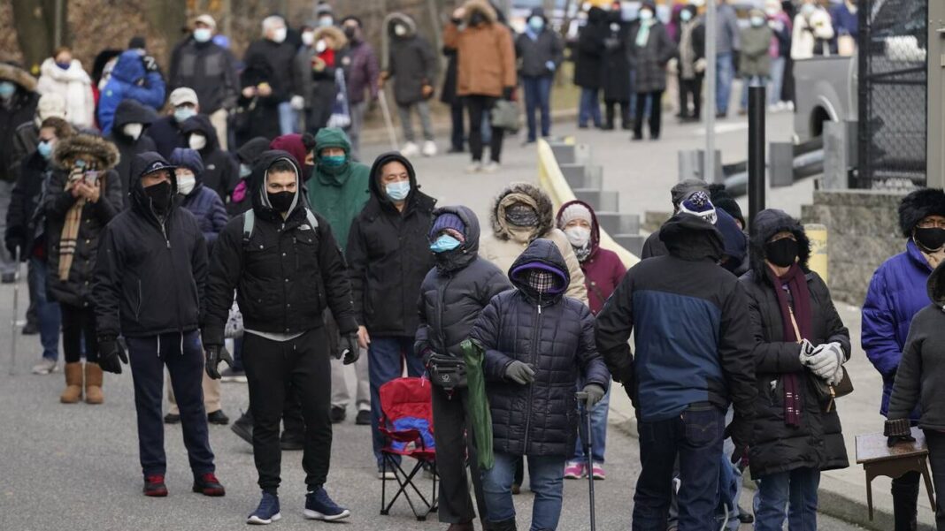 Κυνηγώντας το εμβόλιο: Πώς 25χρονοι παρακάμπτουν την ουρά για να θωρακιστούν κατά του κορωνοϊού