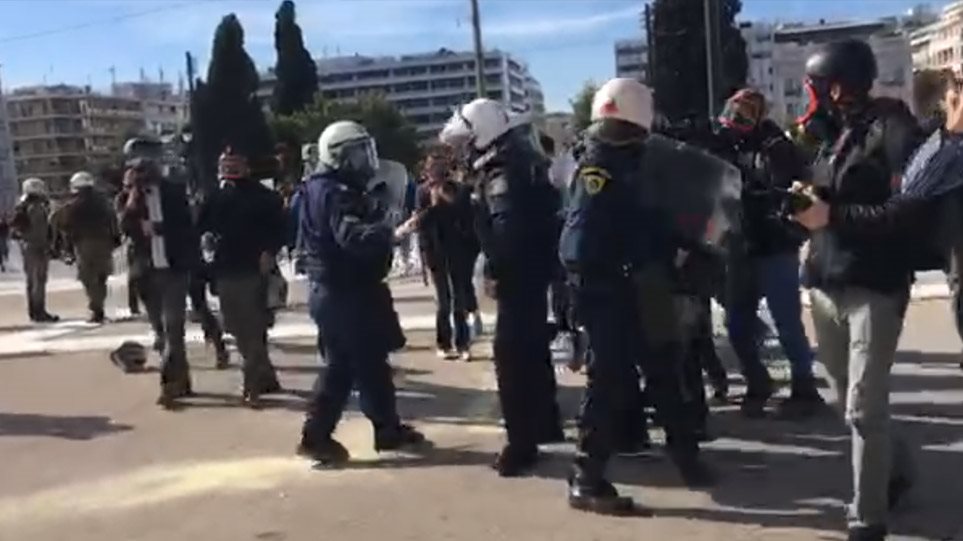 Δεκάδες οπαδοί με ρόπαλα επιτέθηκαν σε παρέα σε καφετέρια