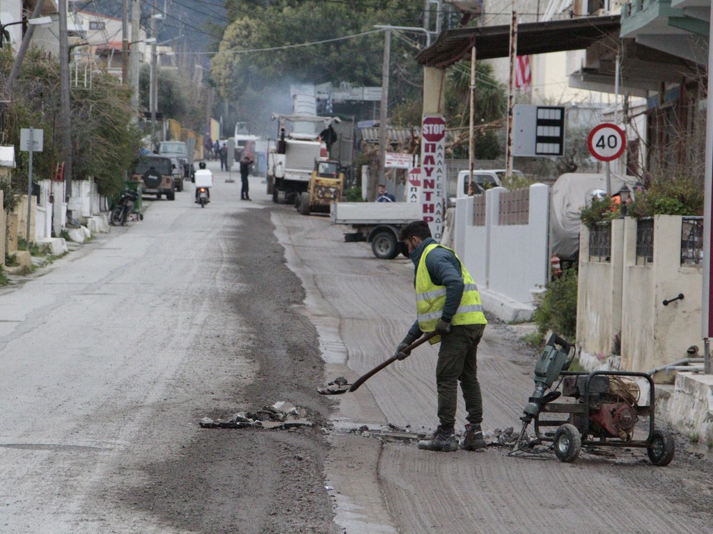Κρήτη: Σε εξέλιξη εργασίες ανακατασκευής ασφαλτοτάπητα