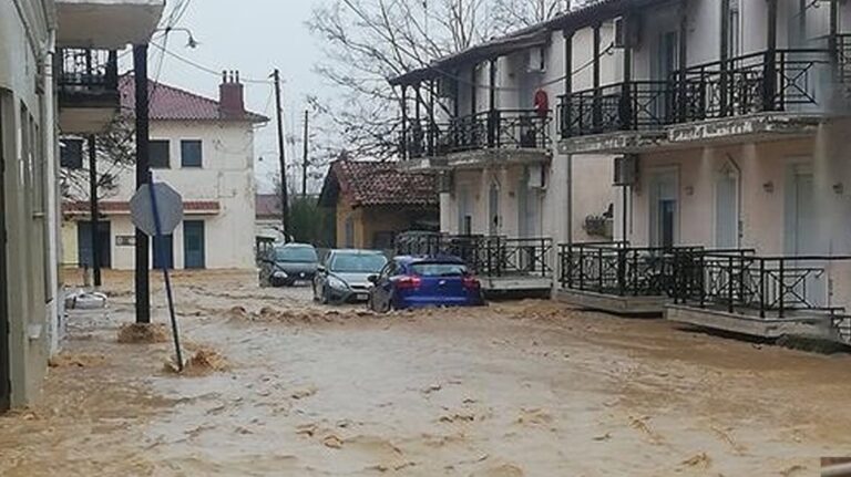 Κακοκαιρία: Απεγκλωβίστηκαν οι μαθητές – «Μέσα σε 10 λεπτά όλα μετατράπηκαν σε ποτάμι»