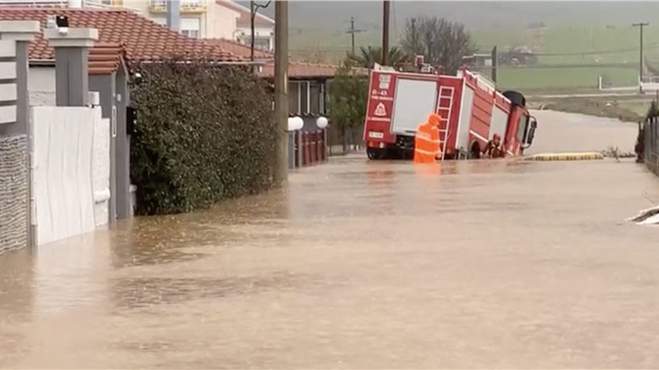 Κακοκαιρία: Εικόνες από τις πλημμύρες, ένας νεκρός πυροσβέστης