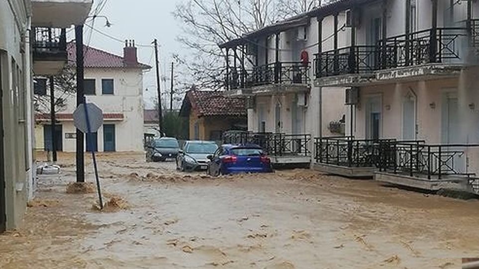 Κακοκαιρία: Απεγκλωβίστηκαν οι μαθητές – «Μέσα σε 10 λεπτά όλα μετατράπηκαν σε ποτάμι»