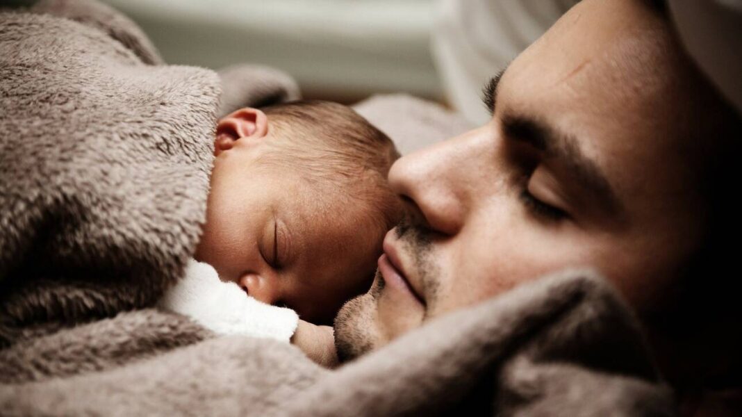 Γονικές άδειες: Τι αλλάζει – Πόσες ημέρες δικαιούται ο νέος πατέρας