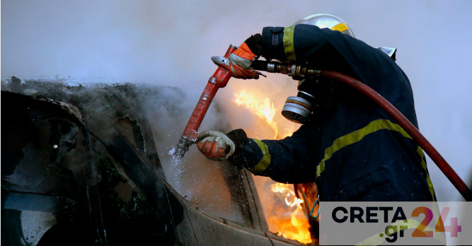 Hράκλειο: Αυτοκίνητο «καρφώθηκε» σε τοιχίο και τυλίχθηκε στις φλόγες