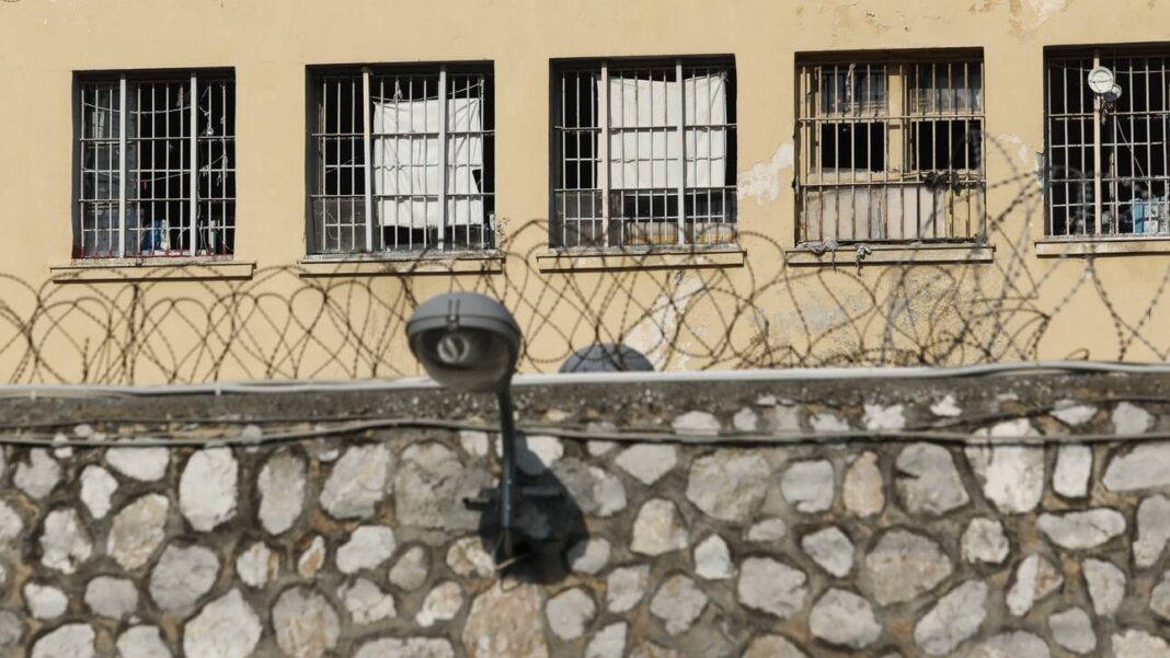 Οι «κωδικοί» της κοινωνικής λειτουργού που έβαζε κινητά στις φυλακές