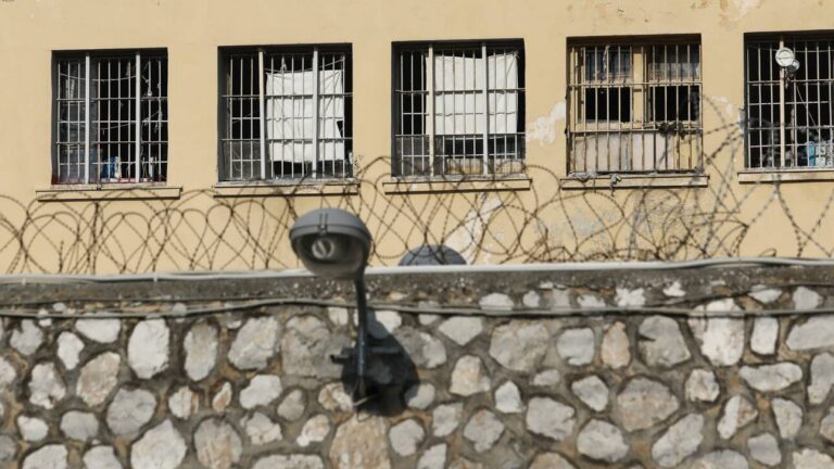 Οι «κωδικοί» της κοινωνικής λειτουργού που έβαζε κινητά στις φυλακές