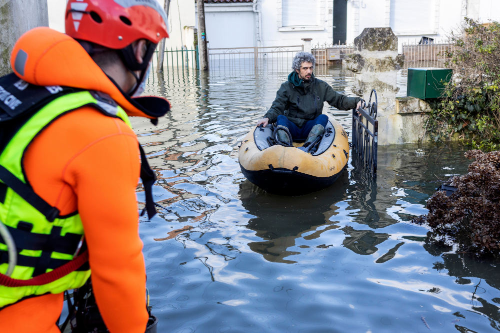Σαρωτικές πλημμύρες έπληξαν τη νοτιοδυτική Γαλλία – Σε κατάσταση συναγερμού και το Παρίσι