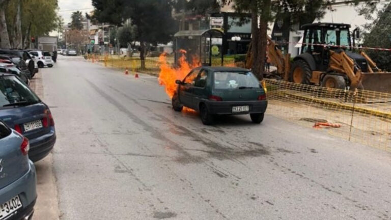 Αστυνομικός σώζει από τις φλόγες μια ηλικιωμένη και ένα παιδί στην Γλυφάδα