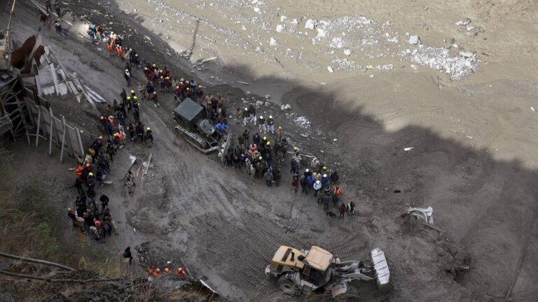 Ιμαλάια: Αγωνία για δεκάδες εγκλωβισμένους σε σήραγγα και πολλούς αγνοούμενους