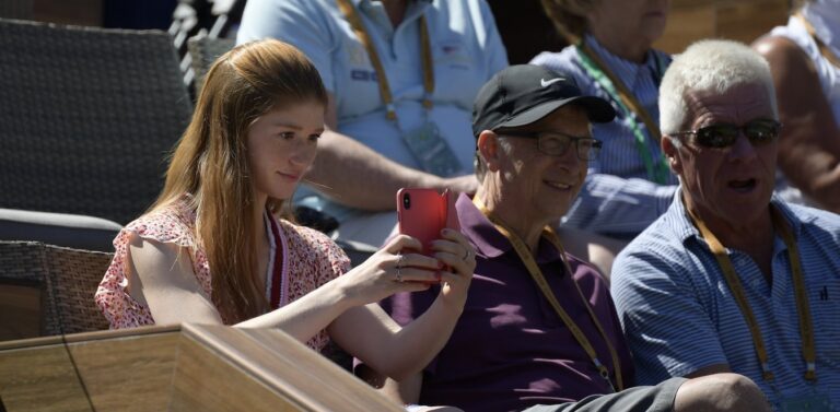 Μπιλ Γκέιτς: Η κόρη του έκανε το εμβόλιο και στέλνει μήνυμα στους συνωμοσιολόγους