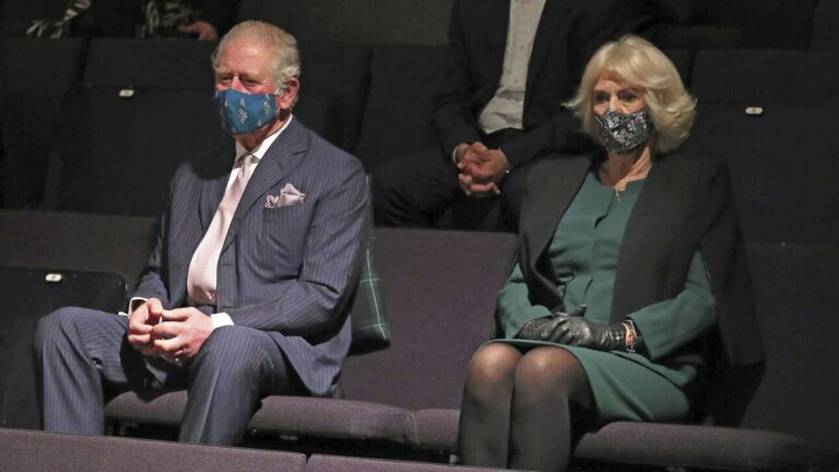 Κορωνοϊός – Βρετανία: Εμβολιάστηκαν ο Κάρολος και η Καμίλα