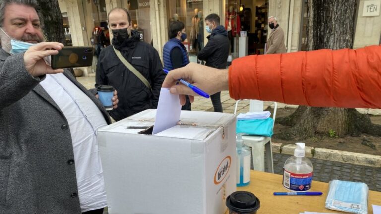 Εστίαση: Παρέδωσαν τα κλειδιά των καταστημάτων οι επιχειρηματίες (εικόνες – βίντεο)