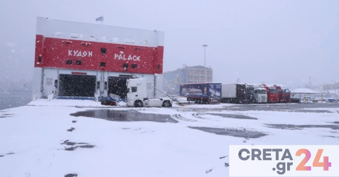 Το χιονισμένο Kydon Palace δεμένο στο λιμάνι λόγω της κακοκαιρίας