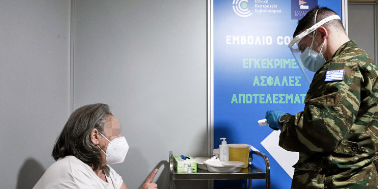 Κορωνοϊός: Με τη συμμετοχή του στρατού ξεκίνησαν οι εμβολιασμοί στο mega εμβολιαστικό κέντρο