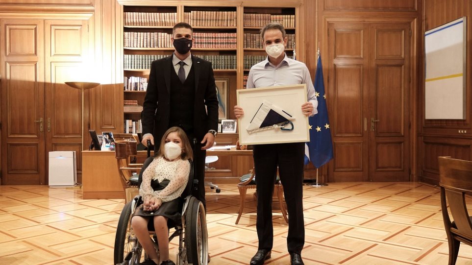 Ο Μητσοτάκης συνάντησε την Ελευθερία που ανέβηκε στον Όλυμπο στην πλάτη του Μάριου
