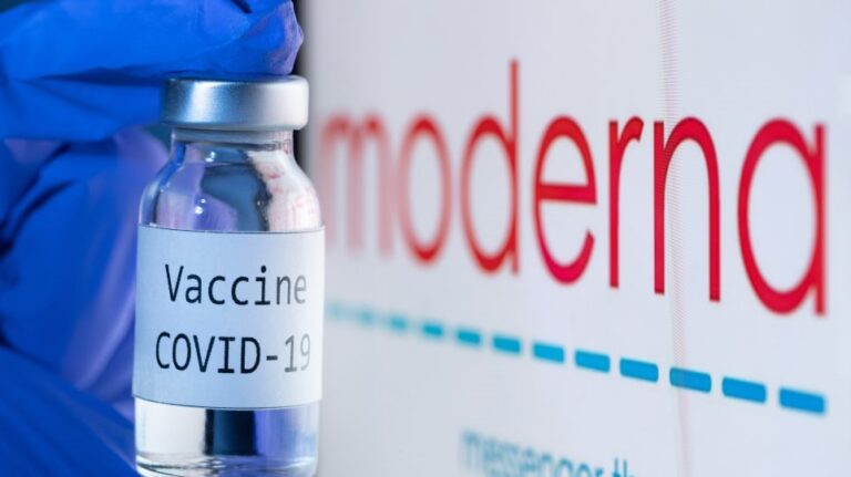 Moderna – Στον «πάγο» από τον FDA για την έγκριση εμβολίου για εφήβους
