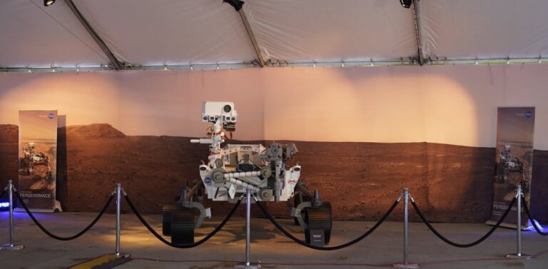 Προσεδαφίστηκε το Perseverance στον Άρη: Σε χειροκροτήματα ξέσπασαν στη NASA