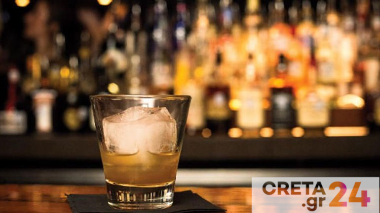 Κρήτη: Σέρβιρε ποτά στους πελάτες και το πλήρωσε ακριβά – Βαριά «καμπάνα» σε καφενείο
