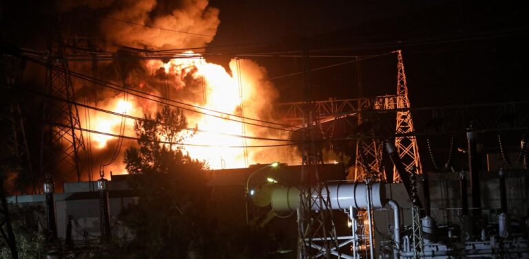 Μπλακ άουτ – έκρηξη σε υποσταθμό του ΑΔΜΗΕ: Διακοπές ρεύματος σε Πελοπόννησο και Αττική