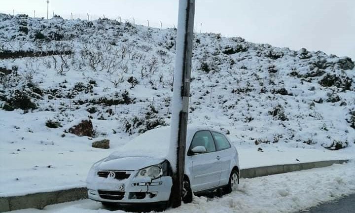 Κακοκαιρία «Μήδεια» – Κρήτη: Αυτοκίνητο κατέληξε σε … στύλο (εικόνες)