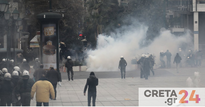 Eπεισόδια σε συγκέντρωση με αρνητές του κορωνοϊού – Ρίψη χημικών από ΜΑΤ