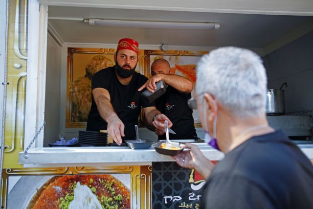 Με πλήρες γεύμα δελεάζει το Τελ Αβίβ για να προσέλθουν να εμβολιασμούς