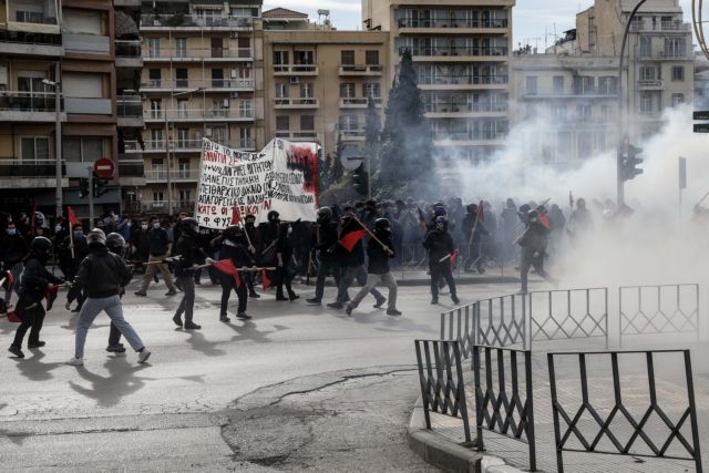 Αστυνομικοί ρίχνουν αγκωνιά στο πρόσωπο και κλωτσούν άνδρα