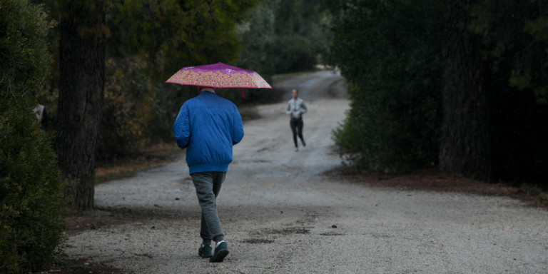 Lockdown: Τι ισχύει τελικά με το SMS στον κωδικό 6 – Η διευκρίνιση Χαρδαλιά για τη σωματική άσκηση