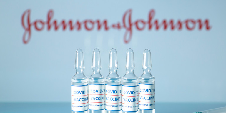Μπλοκάρεται η δεύτερη δόση με Johnson&Johnson – Ο FDA πιθανόν να συστήσει εμβόλιο mRNA