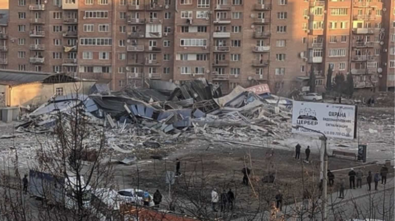 Μεγάλη έκρηξη σε σουπερμάρκετ – Ισοπεδώθηκε το κτίριο (βίντεο)