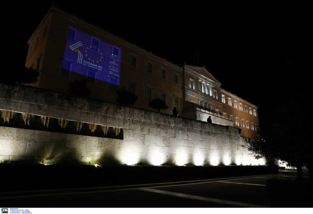 Φωταγωγήθηκε η Βουλή για τα 40 χρόνια από την ένταξη της Ελλάδας στην Ευρωπαϊκή Ένωση  (εικόνες)