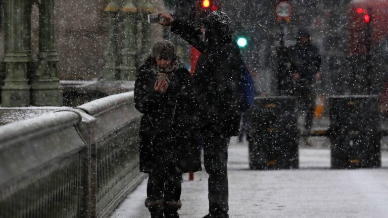 Σε «κλοιό» κακοκαιρίας Γερμανία και Βρετανία, οδηγοί παγιδευμένοι στο χιόνι