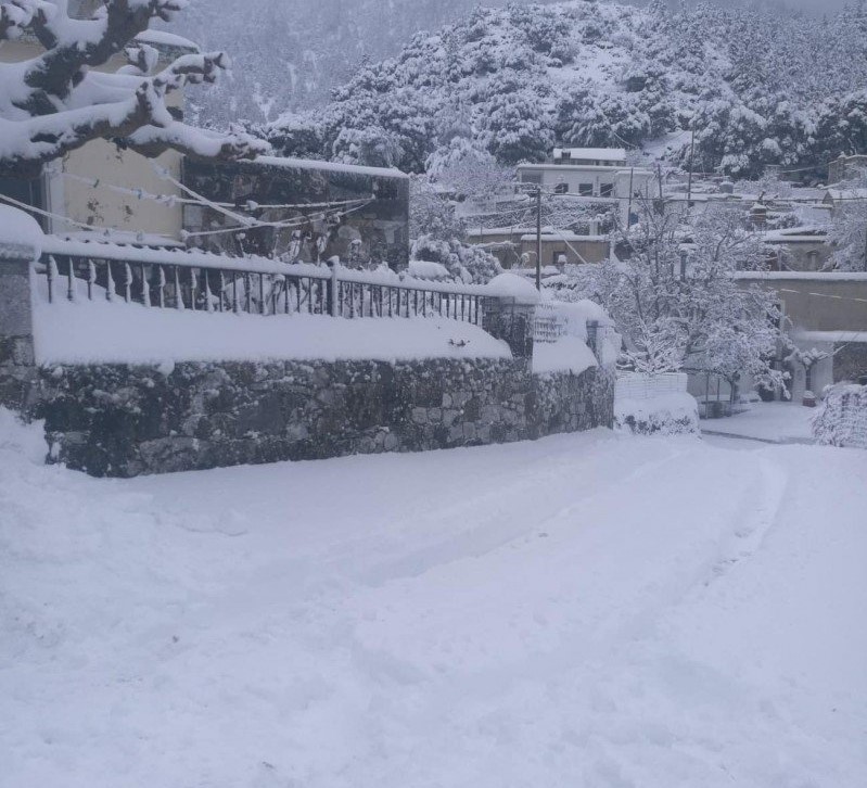 Αποκλεισμένα χωριά στην Κρήτη λόγω του χιονιά (εικόνες)