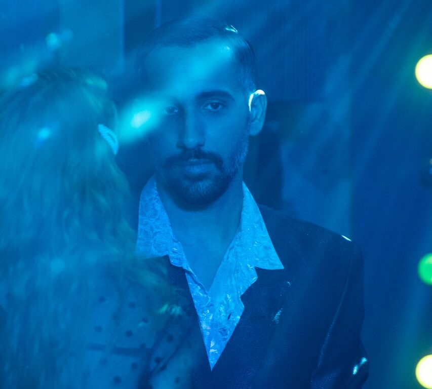 Battle of the Couples: Ο Κυριάκος ψάχνει τον «αρουραίο» κάτω από τη ντισκομπάλα και τα φωτορυθμικά