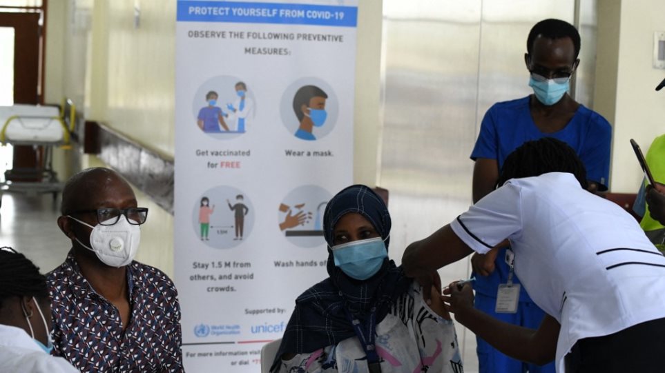 Κορωνοϊός: Με χειροκροτήματα και ζητωκραυγές ξεκίνησαν οι εμβολιασμοί σε Νιγηρία, Κένυα και Ρουάντα