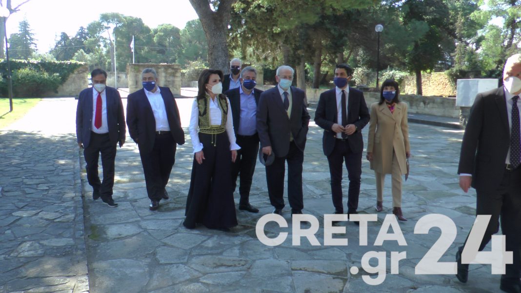 21χρονη Κρητικιά πίσω από την φορεσιά της Γ. Αγγελοπούλου – Δασκαλάκη