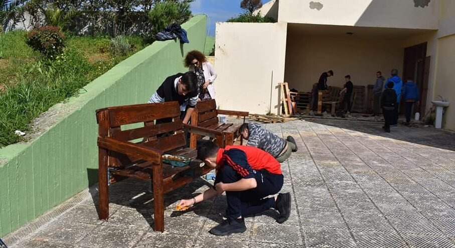 Ηράκλειο: «Θύμα» βανδαλισμού τραπεζάκι που έφτιαξαν μαθητές (εικόνες)